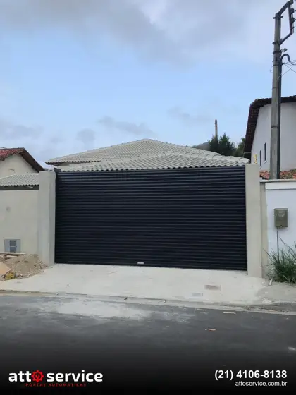 Porta de enrolar preta em portão de casa
