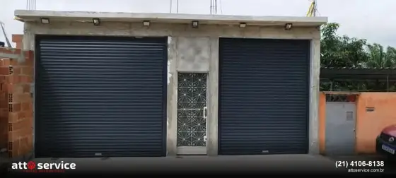 Portas de enrolar pretas com portão de pedestre
