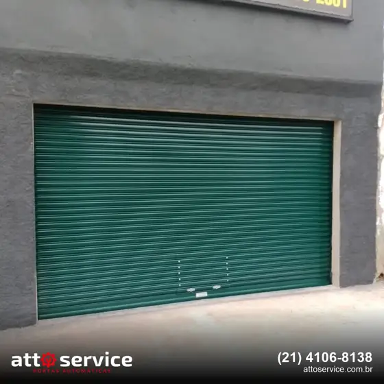 Porta de enrolar verde em garagem de casa