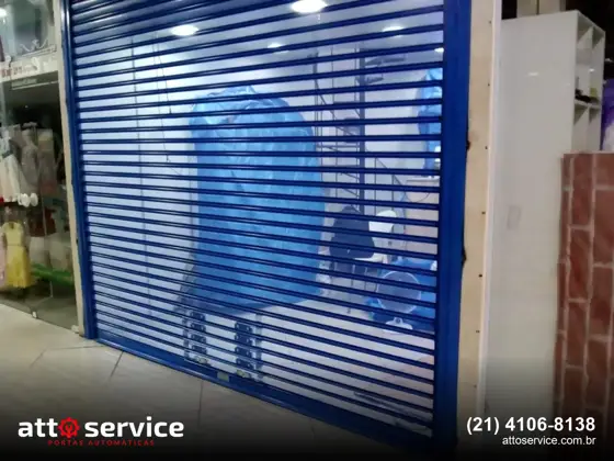 Porta transvision azul em loja de shopping