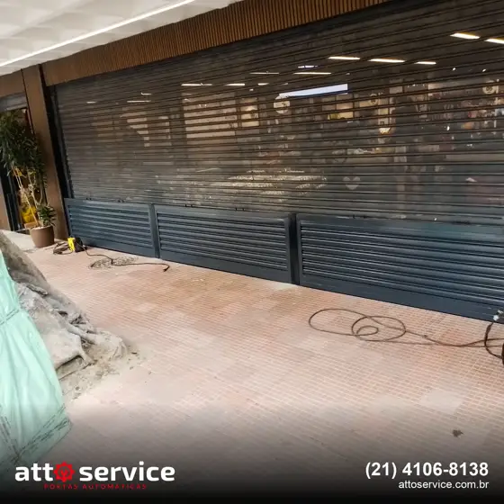 Transvision cinza com base fechada em shopping