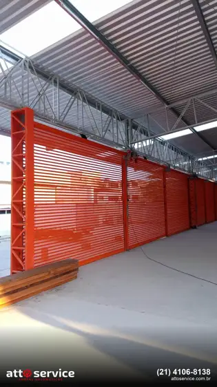 Portas transvision laranja em galpão comercial