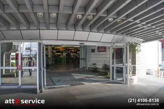 Porta de vidro anti-pânico aberta em shopping