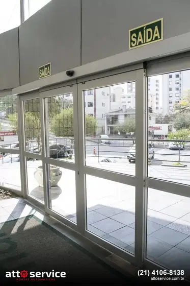 Fachada de vidro com sinalização de saída