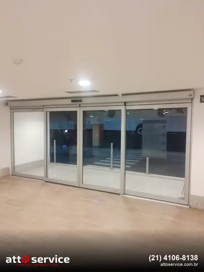 Porta deslizante de vidro com folhas laterais fixas