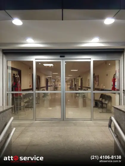 Porta de vidro deslizante de quatro folhas em hall