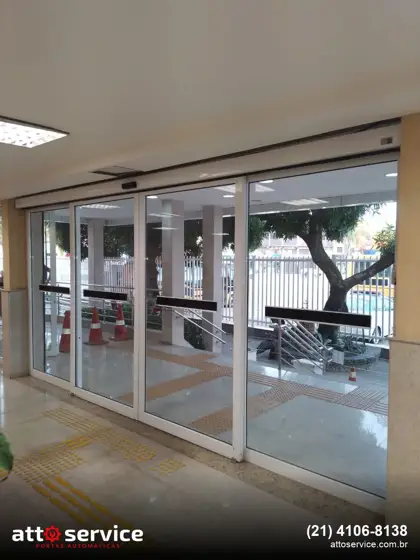 Porta deslizante de vidro com vista para jardim