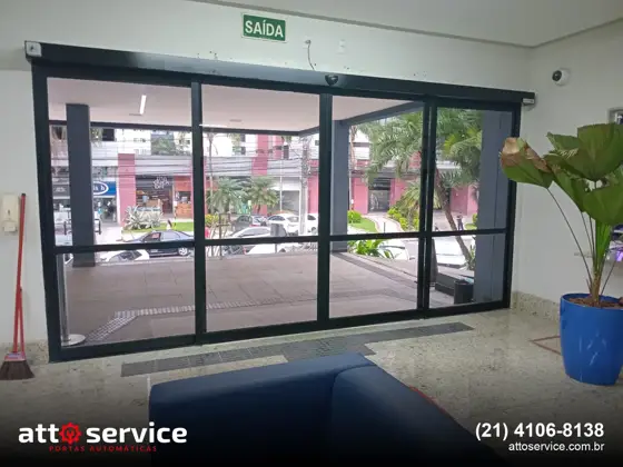 Porta de vidro com esquadria preta