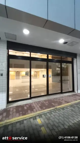 Porta de vidro deslizante com perfil preto, entrada ampla