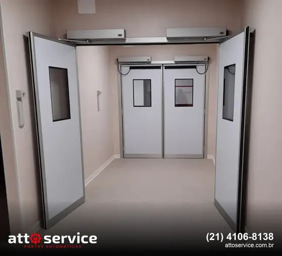 Portas pivotantes em corredor hospitalar