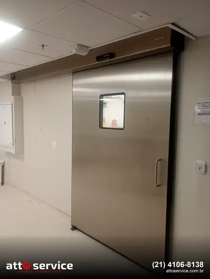 Porta hermética deslizante em aço inox com visor, em corredor hospitalar