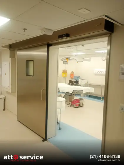 Porta hermética aberta para sala de procedimentos