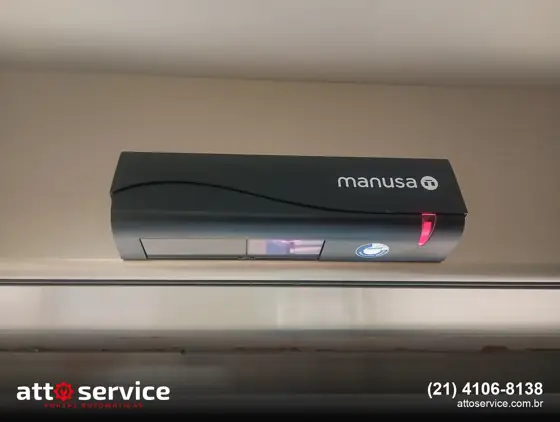Operador Manusa instalado sobre a porta