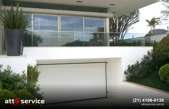 Seccionada branca em garagem de sobrado