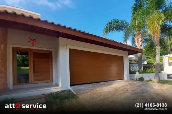 Seccionada amadeirada em casa com jardim