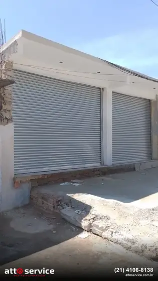 Galpão com platibanda: porta principal e porta estreita em aço natural