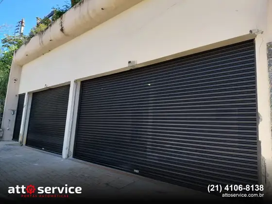Fachada ampla com porta principal preta e social estreita à esquerda
